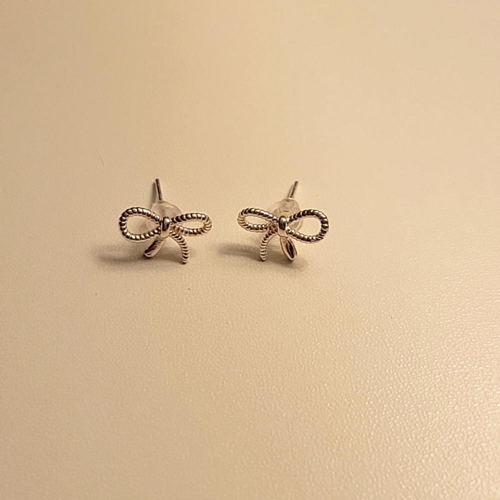 ADORABLE BOW STUDS! - Picture 2 of 3